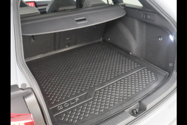 Volkswagen Golf Variant 1.5 eTSI R-Line Business | Panoramadak | Sportstoelen | Adaptive cruise | Stuur/stoel verwarming | Park assist | Navigatie | Carplay | Sfeerverlichting | Climate control | 18" velgen
