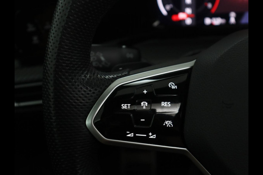 Volkswagen Golf Variant 1.5 eTSI R-Line Business | Panoramadak | Sportstoelen | Adaptive cruise | Stuur/stoel verwarming | Park assist | Navigatie | Carplay | Sfeerverlichting | Climate control | 18" velgen