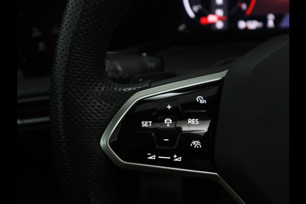 Volkswagen Golf Variant 1.5 eTSI R-Line Business | Panoramadak | Sportstoelen | Adaptive cruise | Stuur/stoel verwarming | Park assist | Navigatie | Carplay | Sfeerverlichting | Climate control | 18" velgen