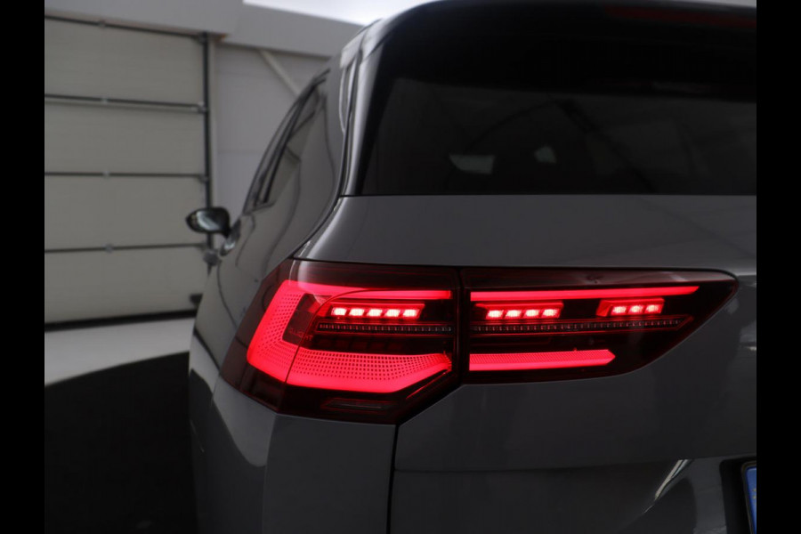 Volkswagen Golf Variant 1.5 eTSI R-Line Business | Panoramadak | Sportstoelen | Adaptive cruise | Stuur/stoel verwarming | Park assist | Navigatie | Carplay | Sfeerverlichting | Climate control | 18" velgen