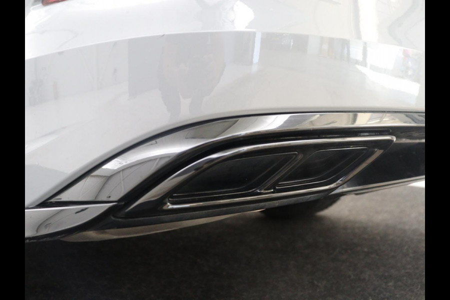 Volkswagen Golf Variant 1.5 eTSI R-Line Business | Panoramadak | Sportstoelen | Adaptive cruise | Stuur/stoel verwarming | Park assist | Navigatie | Carplay | Sfeerverlichting | Climate control | 18" velgen