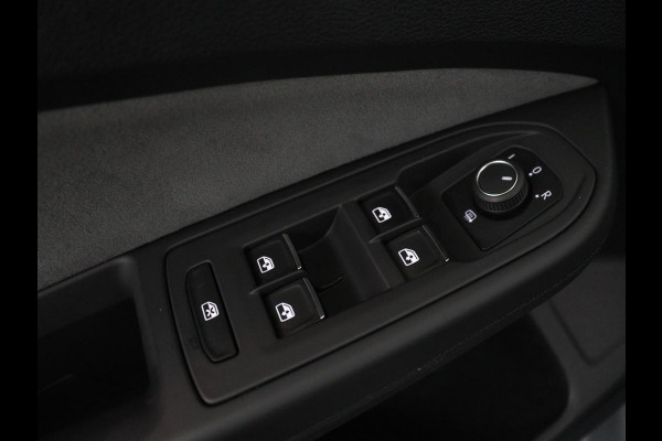 Volkswagen Golf Variant 1.5 eTSI R-Line Business | Panoramadak | Sportstoelen | Adaptive cruise | Stuur/stoel verwarming | Park assist | Navigatie | Carplay | Sfeerverlichting | Climate control | 18" velgen