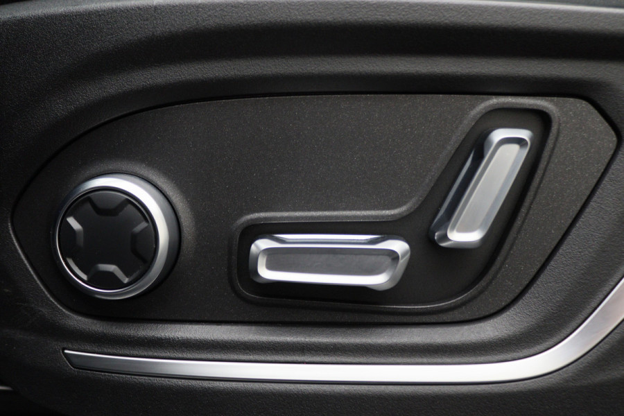 Lynk & Co 01 1.5 Plug-in Hybrid 360° Camera, Panoramadak, Apple Carplay, ACC, Keyless, Zwarte hemel, LED, 20''