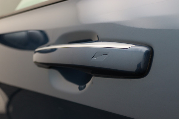 Lynk & Co 01 1.5 Plug-in Hybrid 360° Camera, Panoramadak, Apple Carplay, ACC, Keyless, Zwarte hemel, LED, 20''