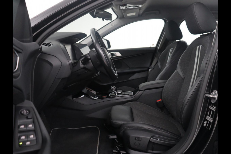 BMW 1-serie 118i Business Edition | Half leder | Cruise control | Stoelverwarming | Navigatie | Carplay | Park assist | Climate control | Virtual dashboard | 17" velgen