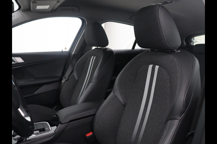 BMW 1-serie 118i Business Edition | Half leder | Cruise control | Stoelverwarming | Navigatie | Carplay | Park assist | Climate control | Virtual dashboard | 17" velgen