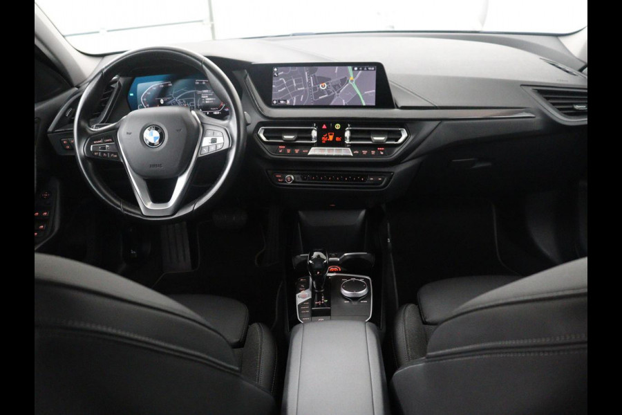 BMW 1-serie 118i Business Edition | Half leder | Cruise control | Stoelverwarming | Navigatie | Carplay | Park assist | Climate control | Virtual dashboard | 17" velgen
