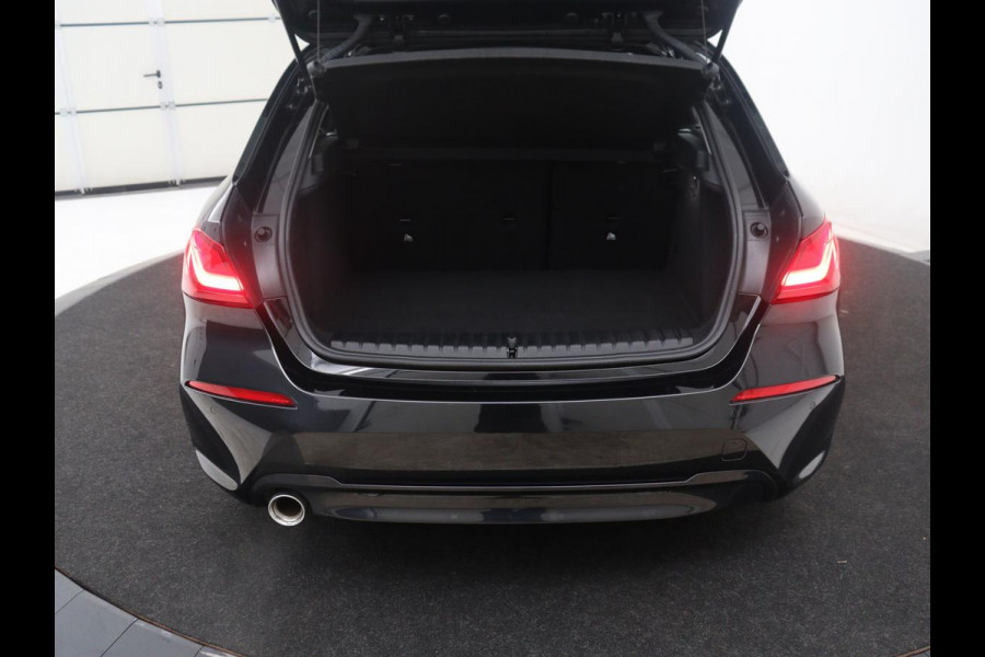 BMW 1-serie 118i Business Edition | Half leder | Cruise control | Stoelverwarming | Navigatie | Carplay | Park assist | Climate control | Virtual dashboard | 17" velgen