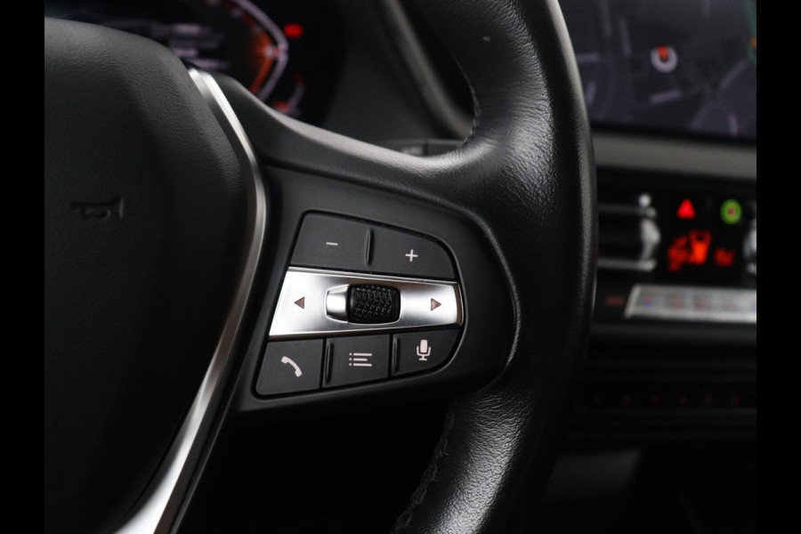 BMW 1-serie 118i Business Edition | Half leder | Cruise control | Stoelverwarming | Navigatie | Carplay | Park assist | Climate control | Virtual dashboard | 17" velgen