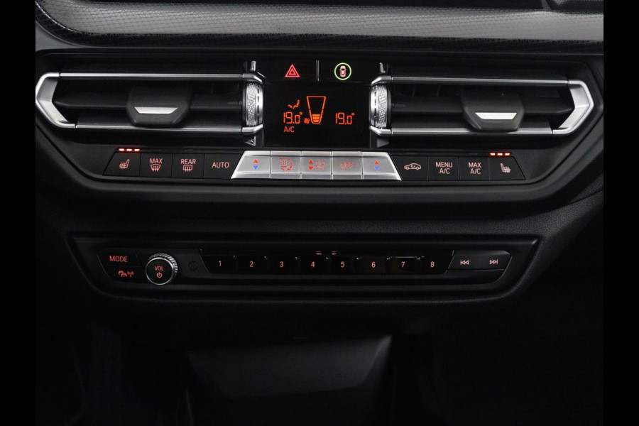 BMW 1-serie 118i Business Edition | Half leder | Cruise control | Stoelverwarming | Navigatie | Carplay | Park assist | Climate control | Virtual dashboard | 17" velgen