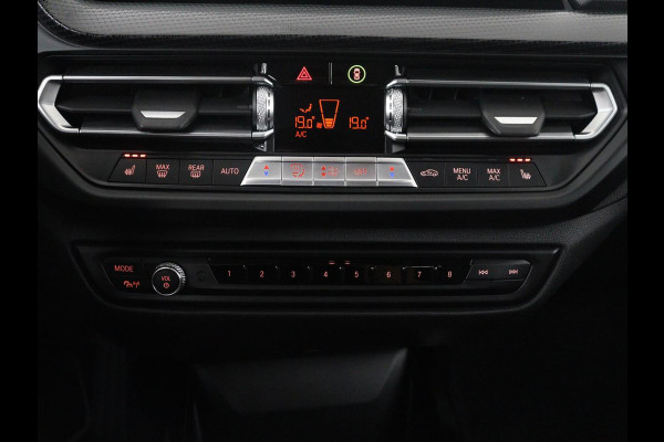 BMW 1-serie 118i Business Edition | Half leder | Cruise control | Stoelverwarming | Navigatie | Carplay | Park assist | Climate control | Virtual dashboard | 17" velgen
