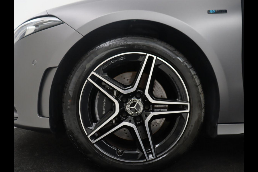 Mercedes-Benz A-Klasse 250 e Business Solution AMG Limited | SOH 94,5% | Leder/alcantara | Cruise control | Stoelverwarming | Navigatie | Bluetooth | Sfeerverlichting | Camera | Park assist