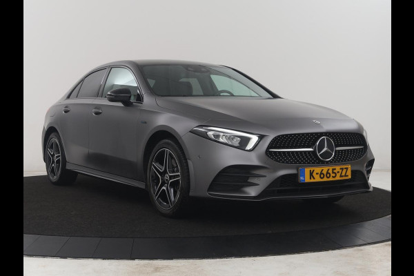 Mercedes-Benz A-Klasse 250 e Business Solution AMG Limited | SOH 94,5% | Leder/alcantara | Cruise control | Stoelverwarming | Navigatie | Bluetooth | Sfeerverlichting | Camera | Park assist