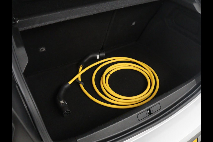 Opel Corsa-e Level 3 50 kWh | SOH 94,9% | Half leder | Cruise control | Lane assist | Park assist | Stoelverwarming | Climate control | Carplay | Navigatie