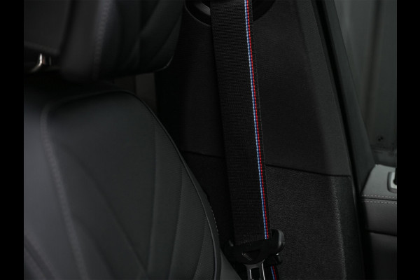 BMW X5 xDrive50e M-Sport Pro | Panoramadak | Achterasbesturing | Massage + Ventilatie | Sky Lounge | 360 Camera | Active Cruise | Harman/Kardon | Iconic Glow | BMW Gesture Control | HUD | Soft Close | Luchtvering | Trekhaak |