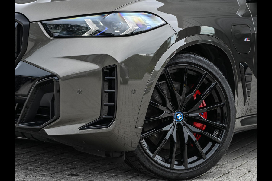 BMW X5 xDrive50e M-Sport Pro | Panoramadak | Achterasbesturing | Massage + Ventilatie | Sky Lounge | 360 Camera | Active Cruise | Harman/Kardon | Iconic Glow | BMW Gesture Control | HUD | Soft Close | Luchtvering | Trekhaak |