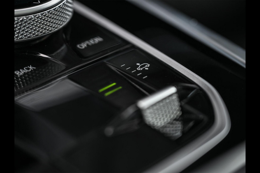BMW X5 xDrive50e M-Sport Pro | Panoramadak | Achterasbesturing | Massage + Ventilatie | Sky Lounge | 360 Camera | Active Cruise | Harman/Kardon | Iconic Glow | BMW Gesture Control | HUD | Soft Close | Luchtvering | Trekhaak |