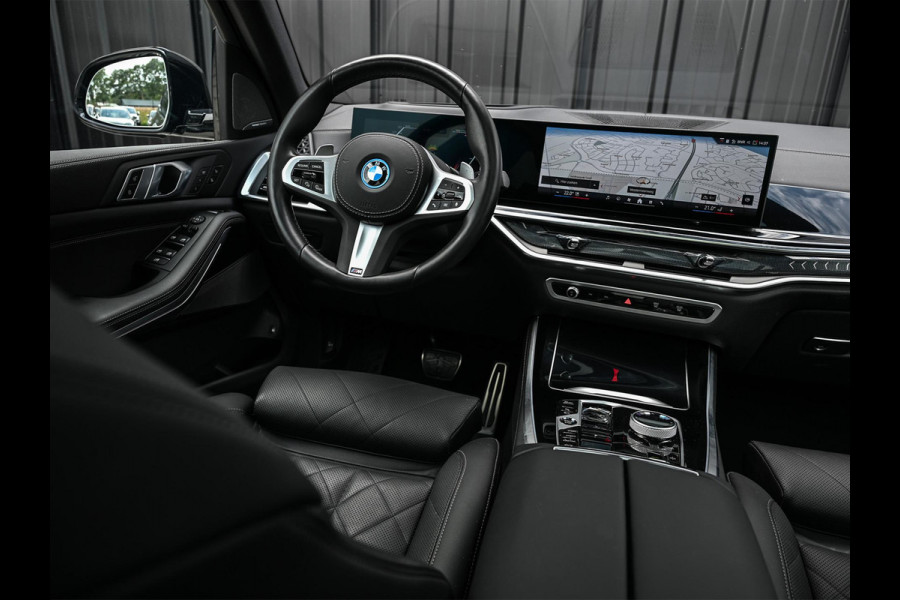 BMW X5 xDrive50e M-Sport Pro | Panoramadak | Achterasbesturing | Massage + Ventilatie | Sky Lounge | 360 Camera | Active Cruise | Harman/Kardon | Iconic Glow | BMW Gesture Control | HUD | Soft Close | Luchtvering | Trekhaak |