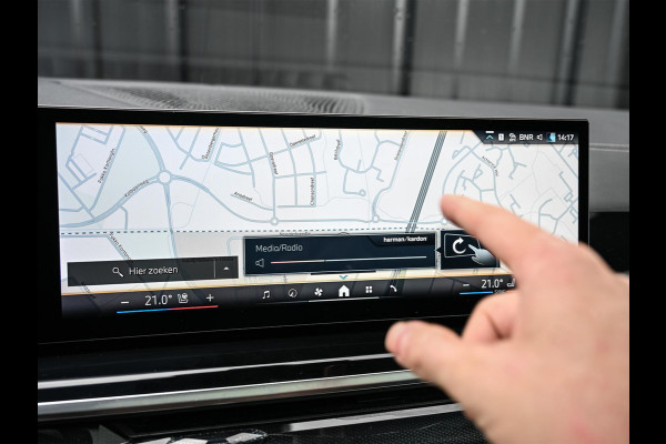 BMW X5 xDrive50e M-Sport Pro | Panoramadak | Achterasbesturing | Massage + Ventilatie | Sky Lounge | 360 Camera | Active Cruise | Harman/Kardon | Iconic Glow | BMW Gesture Control | HUD | Soft Close | Luchtvering | Trekhaak |