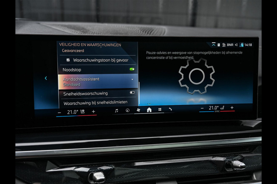 BMW X5 xDrive50e M-Sport Pro | Panoramadak | Achterasbesturing | Massage + Ventilatie | Sky Lounge | 360 Camera | Active Cruise | Harman/Kardon | Iconic Glow | BMW Gesture Control | HUD | Soft Close | Luchtvering | Trekhaak |