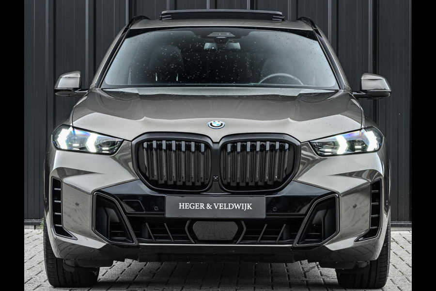 BMW X5 xDrive50e M-Sport Pro | Panoramadak | Achterasbesturing | Massage + Ventilatie | Sky Lounge | 360 Camera | Active Cruise | Harman/Kardon | Iconic Glow | BMW Gesture Control | HUD | Soft Close | Luchtvering | Trekhaak |