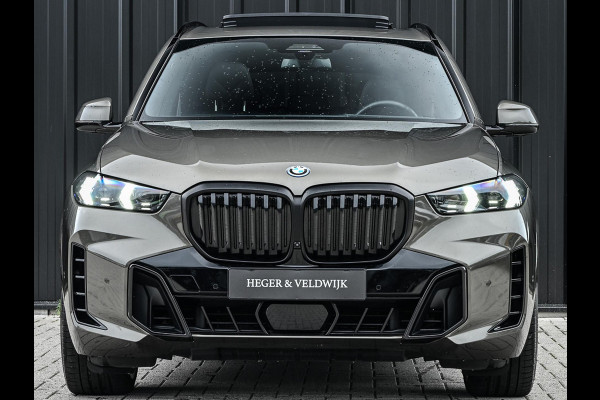 BMW X5 xDrive50e M-Sport Pro | Panoramadak | Achterasbesturing | Massage + Ventilatie | Sky Lounge | 360 Camera | Active Cruise | Harman/Kardon | Iconic Glow | BMW Gesture Control | HUD | Soft Close | Luchtvering | Trekhaak |