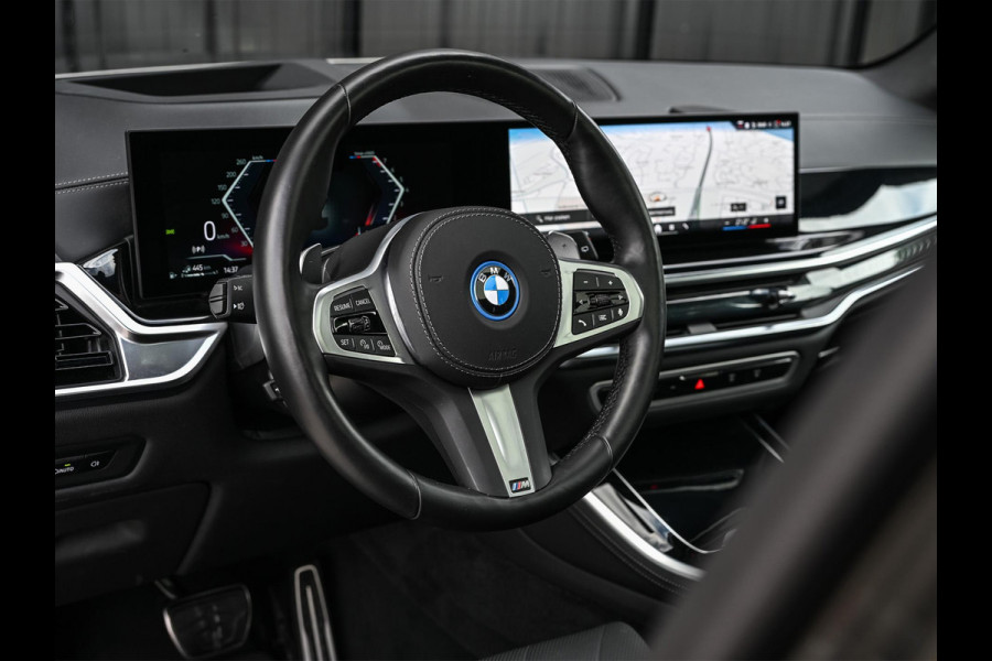 BMW X5 xDrive50e M-Sport Pro | Panoramadak | Achterasbesturing | Massage + Ventilatie | Sky Lounge | 360 Camera | Active Cruise | Harman/Kardon | Iconic Glow | BMW Gesture Control | HUD | Soft Close | Luchtvering | Trekhaak |