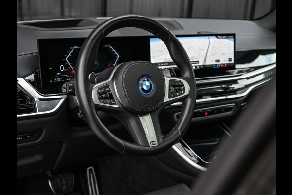 BMW X5 xDrive50e M-Sport Pro | Panoramadak | Achterasbesturing | Massage + Ventilatie | Sky Lounge | 360 Camera | Active Cruise | Harman/Kardon | Iconic Glow | BMW Gesture Control | HUD | Soft Close | Luchtvering | Trekhaak |
