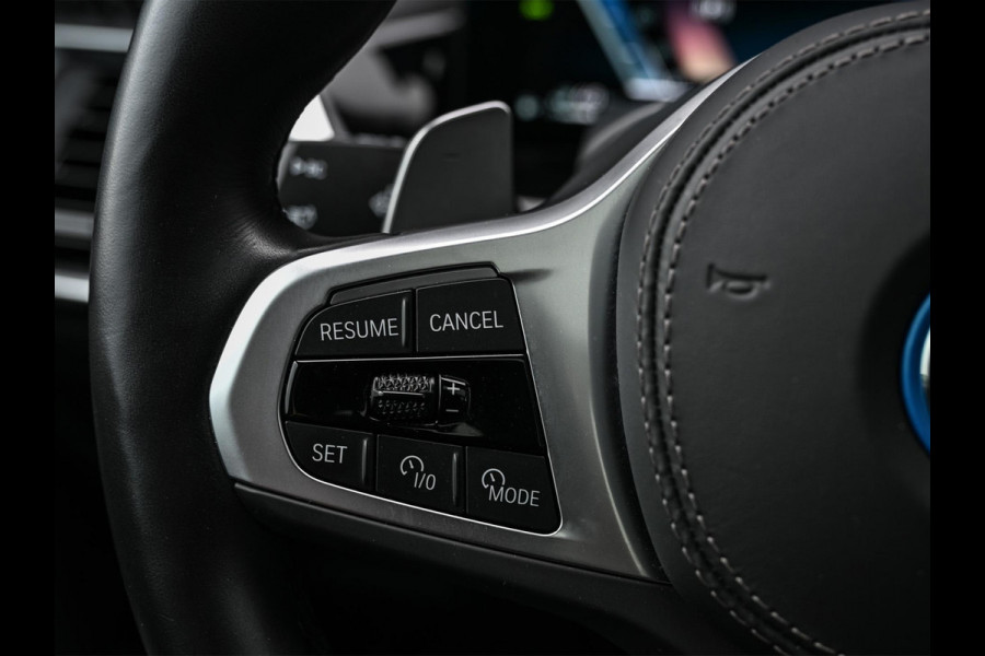 BMW X5 xDrive50e M-Sport Pro | Panoramadak | Achterasbesturing | Massage + Ventilatie | Sky Lounge | 360 Camera | Active Cruise | Harman/Kardon | Iconic Glow | BMW Gesture Control | HUD | Soft Close | Luchtvering | Trekhaak |
