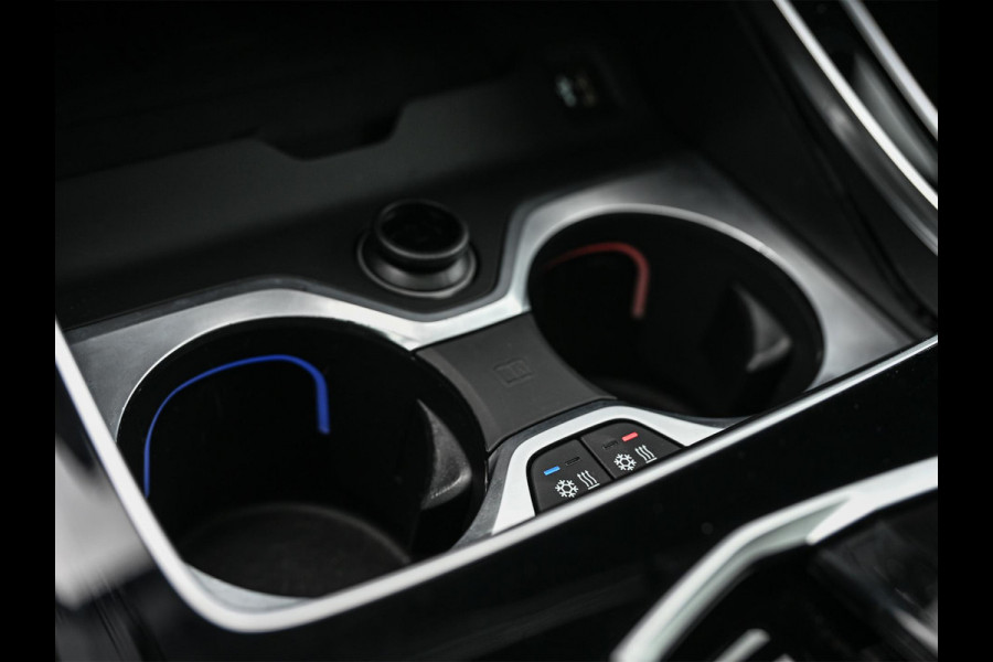 BMW X5 xDrive50e M-Sport Pro | Panoramadak | Achterasbesturing | Massage + Ventilatie | Sky Lounge | 360 Camera | Active Cruise | Harman/Kardon | Iconic Glow | BMW Gesture Control | HUD | Soft Close | Luchtvering | Trekhaak |
