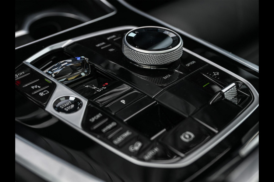 BMW X5 xDrive50e M-Sport Pro | Panoramadak | Achterasbesturing | Massage + Ventilatie | Sky Lounge | 360 Camera | Active Cruise | Harman/Kardon | Iconic Glow | BMW Gesture Control | HUD | Soft Close | Luchtvering | Trekhaak |