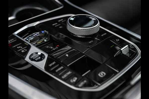 BMW X5 xDrive50e M-Sport Pro | Panoramadak | Achterasbesturing | Massage + Ventilatie | Sky Lounge | 360 Camera | Active Cruise | Harman/Kardon | Iconic Glow | BMW Gesture Control | HUD | Soft Close | Luchtvering | Trekhaak |