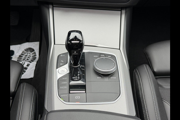 BMW 3-serie 320e Touring Business Edition Plus 204 Pk |Navigatie | Cruise | Panoramadak | Camera | 17".