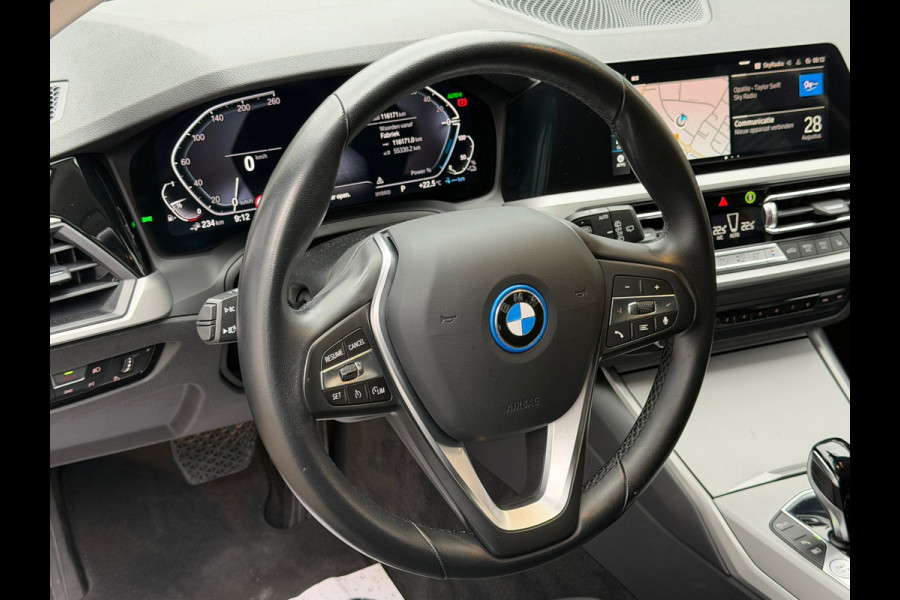 BMW 3-serie 320e Touring Business Edition Plus 204 Pk |Navigatie | Cruise | Panoramadak | Camera | 17".