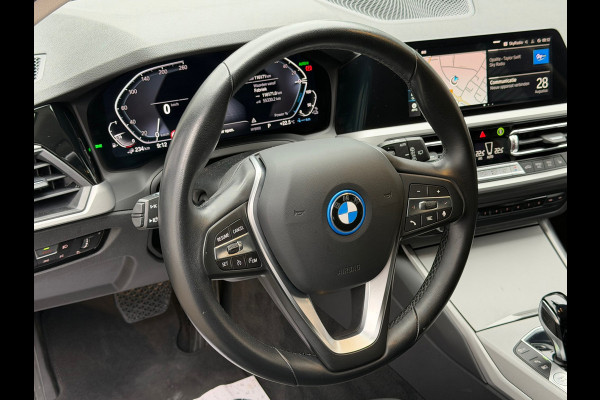 BMW 3-serie 320e Touring Business Edition Plus 204 Pk |Navigatie | Cruise | Panoramadak | Camera | 17".