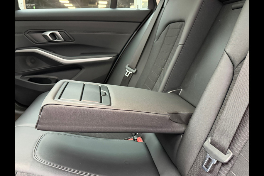 BMW 3-serie 320e Touring Business Edition Plus 204 Pk |Navigatie | Cruise | Panoramadak | Camera | 17".