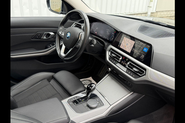 BMW 3-serie 320e Touring Business Edition Plus 204 Pk |Navigatie | Cruise | Panoramadak | Camera | 17".
