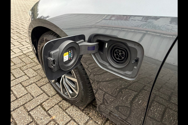 BMW 3-serie 320e Touring Business Edition Plus 204 Pk |Navigatie | Cruise | Panoramadak | Camera | 17".