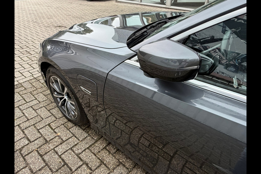 BMW 3-serie 320e Touring Business Edition Plus 204 Pk |Navigatie | Cruise | Panoramadak | Camera | 17".