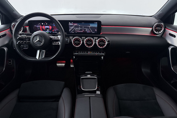 Mercedes-Benz A-Klasse 250 e AMG Line (PANORAMADAK, STOELVERWARMING, SFEERVERLICHTING, PARKEERSENSOREN)
