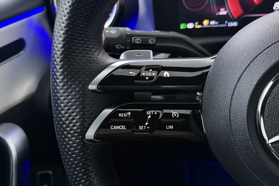 Mercedes-Benz A-Klasse 250 e AMG Line (PANORAMADAK, STOELVERWARMING, SFEERVERLICHTING, PARKEERSENSOREN)