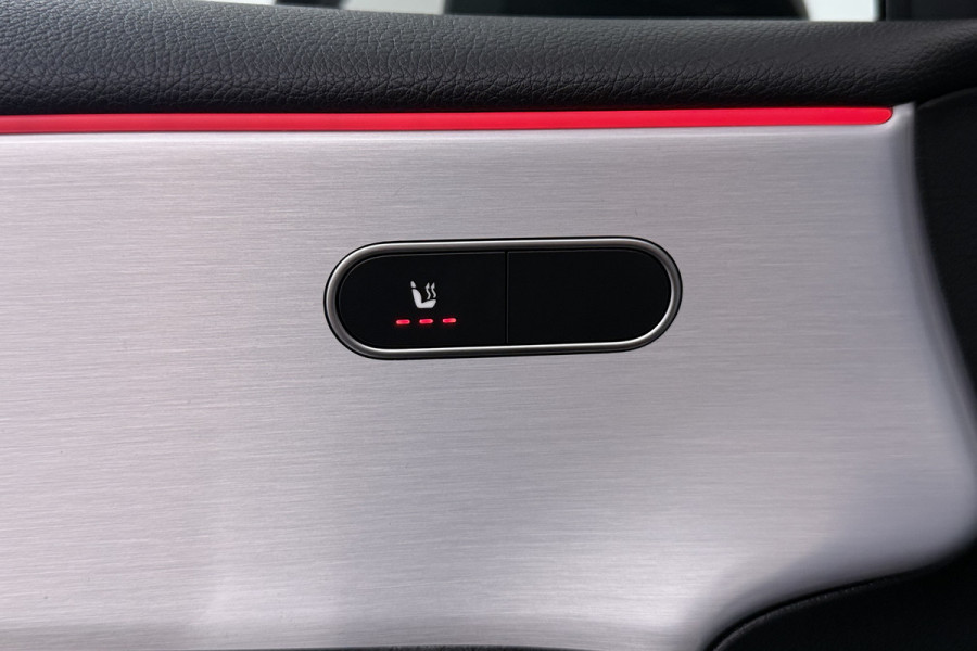 Mercedes-Benz A-Klasse 250 e AMG Line (PANORAMADAK, STOELVERWARMING, SFEERVERLICHTING, PARKEERSENSOREN)