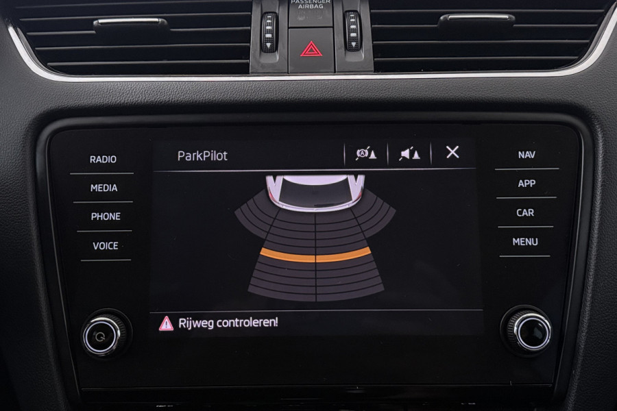Škoda Octavia Combi 1.5 TSI Greentech Business Edition (CRUISE CONTROL, STOELVERWARMING, NAVIGATIE CARPLAY, PARKEERSENSOREN)