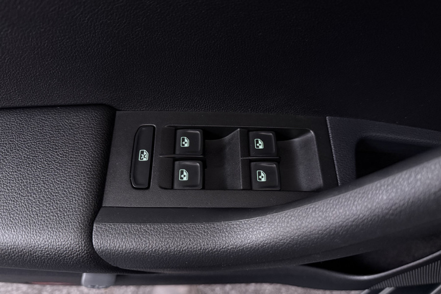 Škoda Octavia Combi 1.5 TSI Greentech Business Edition (CRUISE CONTROL, STOELVERWARMING, NAVIGATIE CARPLAY, PARKEERSENSOREN)