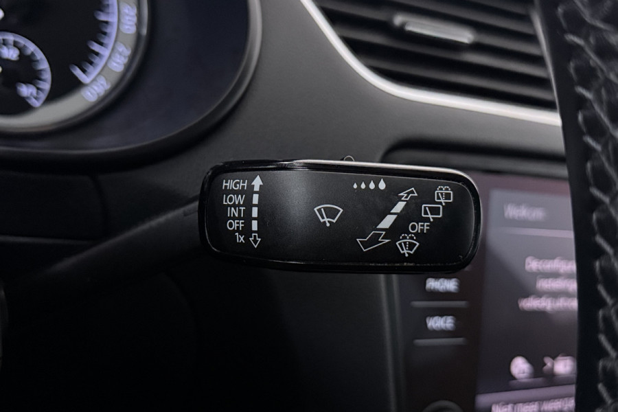 Škoda Octavia Combi 1.5 TSI Greentech Business Edition (CRUISE CONTROL, STOELVERWARMING, NAVIGATIE CARPLAY, PARKEERSENSOREN)