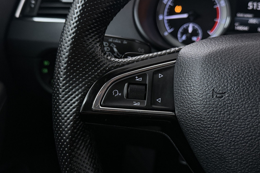 Škoda Octavia Combi 1.5 TSI Greentech Business Edition (CRUISE CONTROL, STOELVERWARMING, NAVIGATIE CARPLAY, PARKEERSENSOREN)