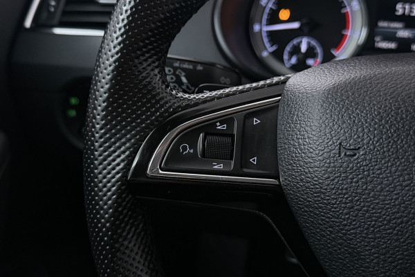 Škoda Octavia Combi 1.5 TSI Greentech Business Edition (CRUISE CONTROL, STOELVERWARMING, NAVIGATIE CARPLAY, PARKEERSENSOREN)
