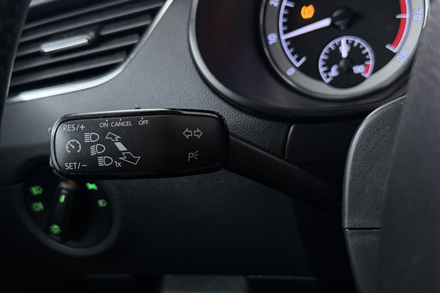 Škoda Octavia Combi 1.5 TSI Greentech Business Edition (CRUISE CONTROL, STOELVERWARMING, NAVIGATIE CARPLAY, PARKEERSENSOREN)