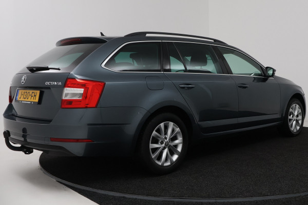 Škoda Octavia Combi 1.5 TSI Greentech Business Edition (CRUISE CONTROL, STOELVERWARMING, NAVIGATIE CARPLAY, PARKEERSENSOREN)