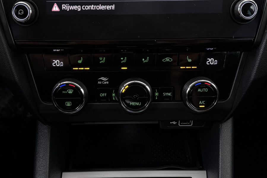 Škoda Octavia Combi 1.5 TSI Greentech Business Edition (CRUISE CONTROL, STOELVERWARMING, NAVIGATIE CARPLAY, PARKEERSENSOREN)
